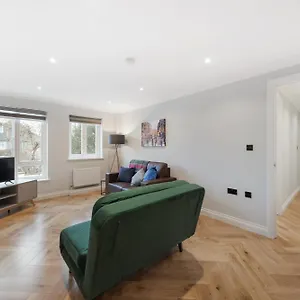 https://spacious-stunning-flat-near-heathrow-and-central-london.brighton-hotels-england.com